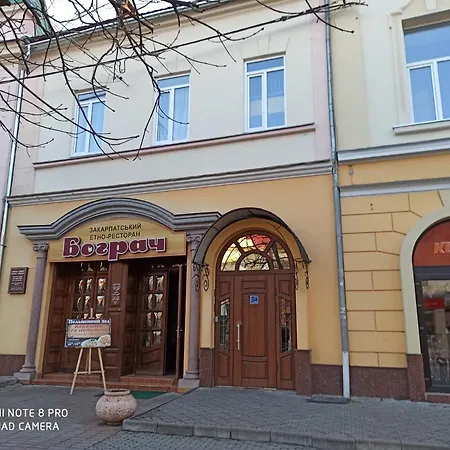 стильні на ратушній площі Mukacheve